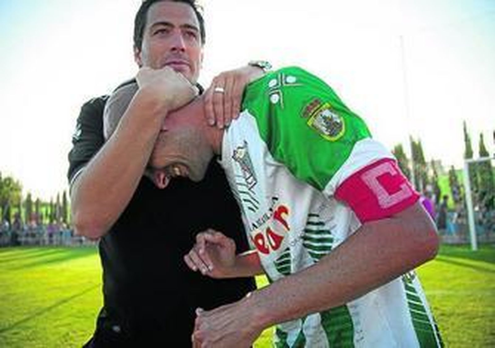 Los jugadores verdiblancos, desconsolados al final del partido en Buñol.