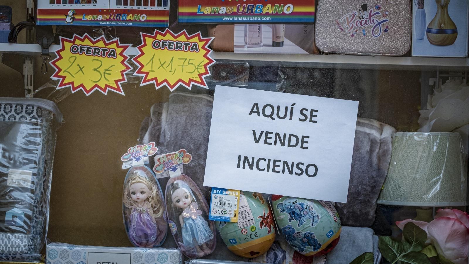 Escaparate de un 'Todo a cien' que vende incienso.