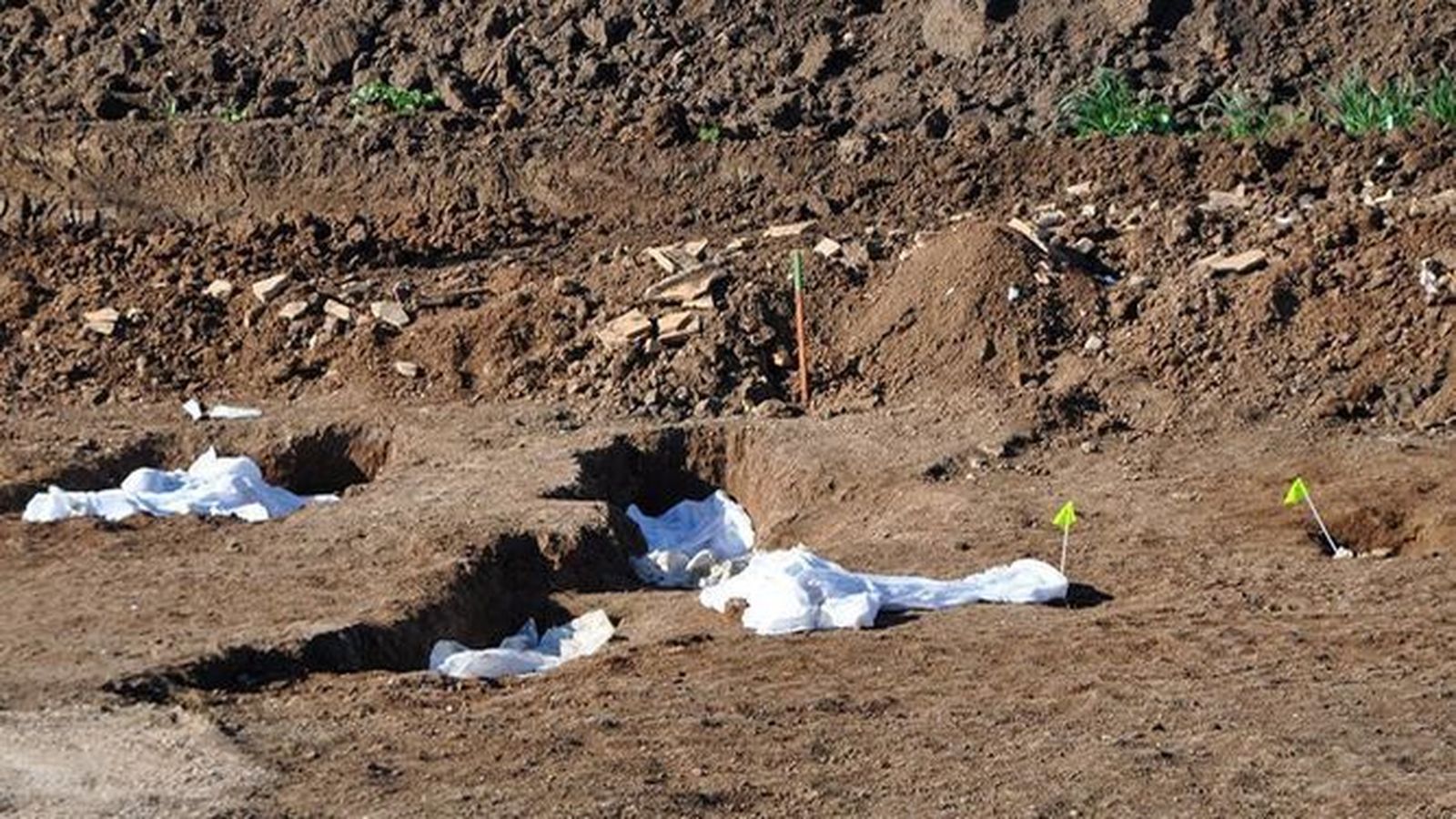 Restos cubiertos con sábanas en la necrópolis del Torbiscal.