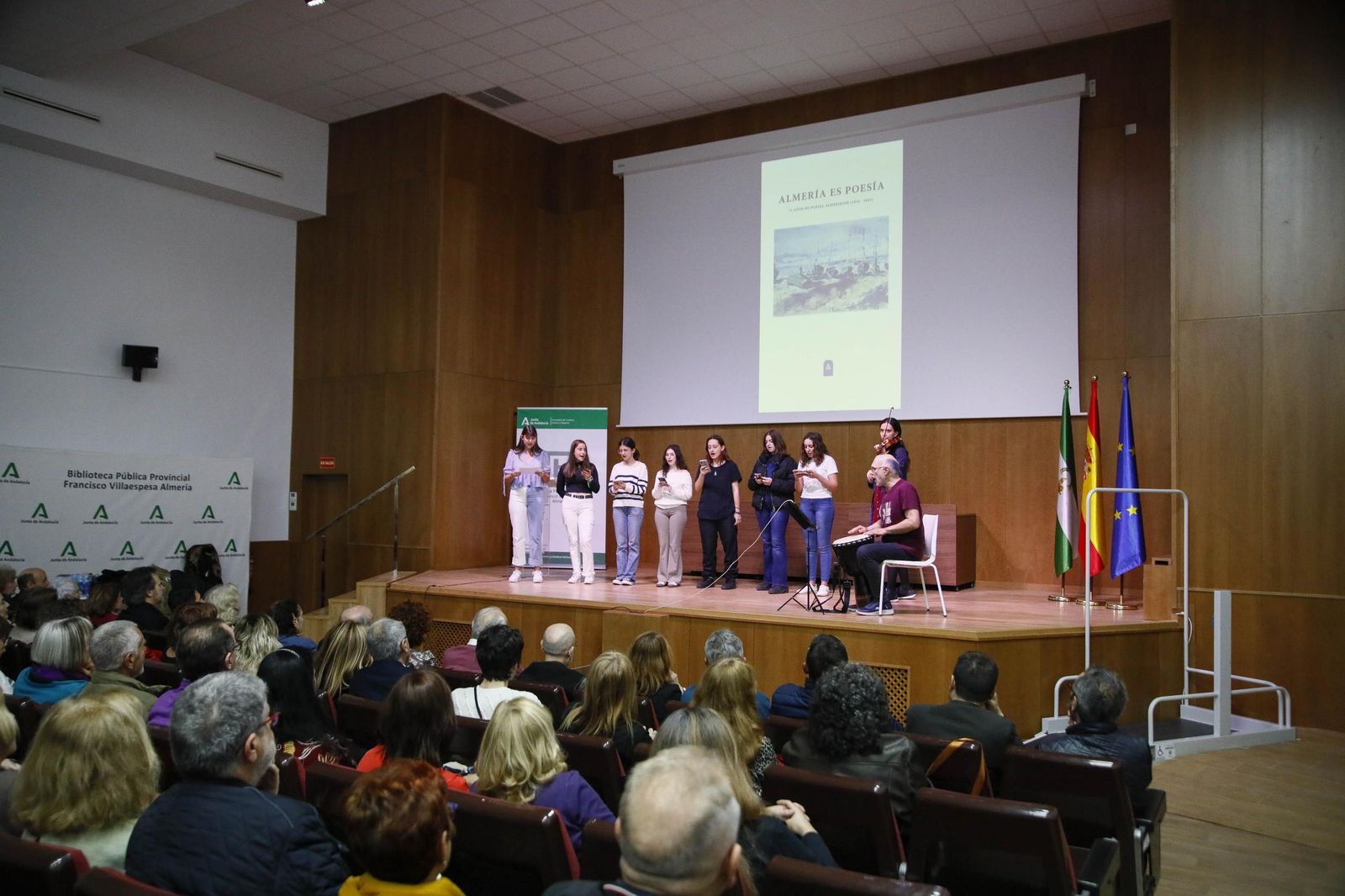 Las imágenes de la presentación del libro "Almería es poesía" en la biblioteca Villaespesa de la ciudad de Almería