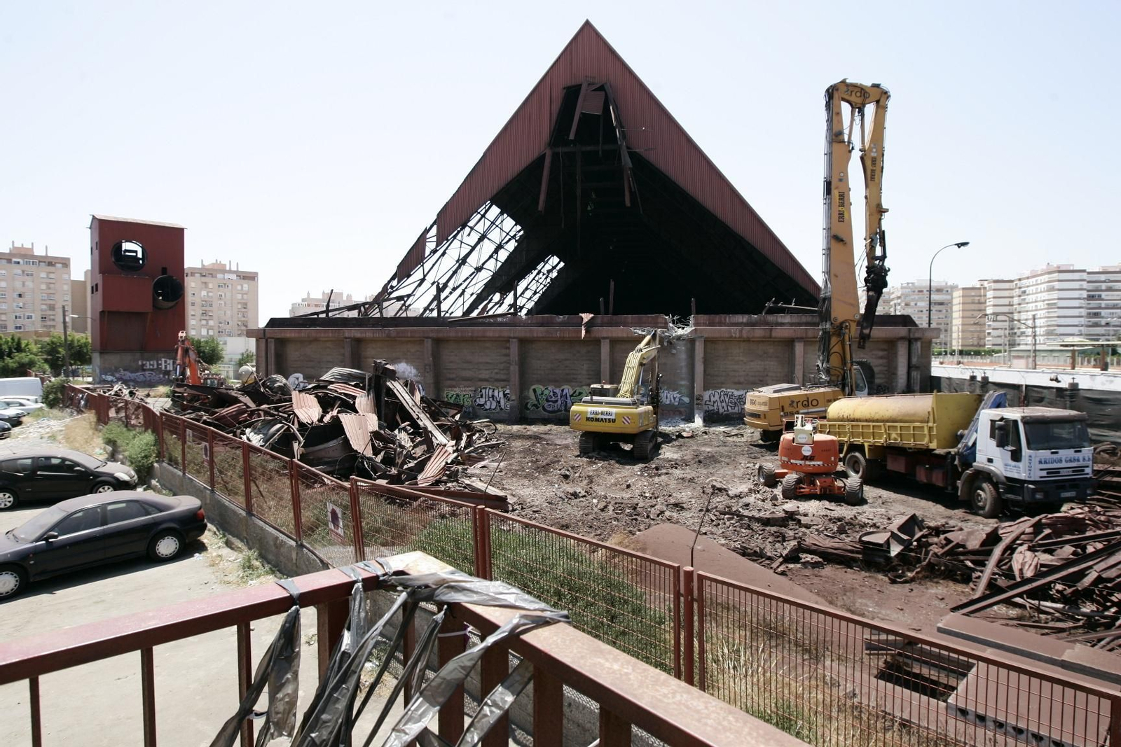Obras de demolición del Toblerone, en julio de 2013.