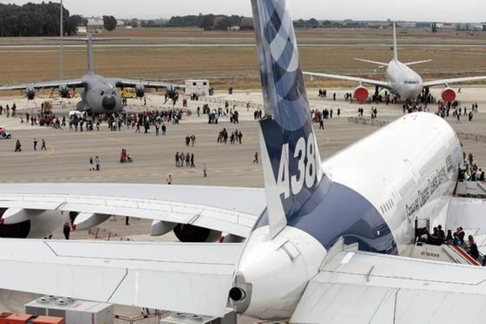 Airbus Military reunió en San Pablo y Tablada a 30.000 familiares y amigos de sus empleados en el denominado Día de la Familia, en el que visitaron las instalaciones de la empresa y diferentes aviones.

Foto: Juan Carlos Muñoz