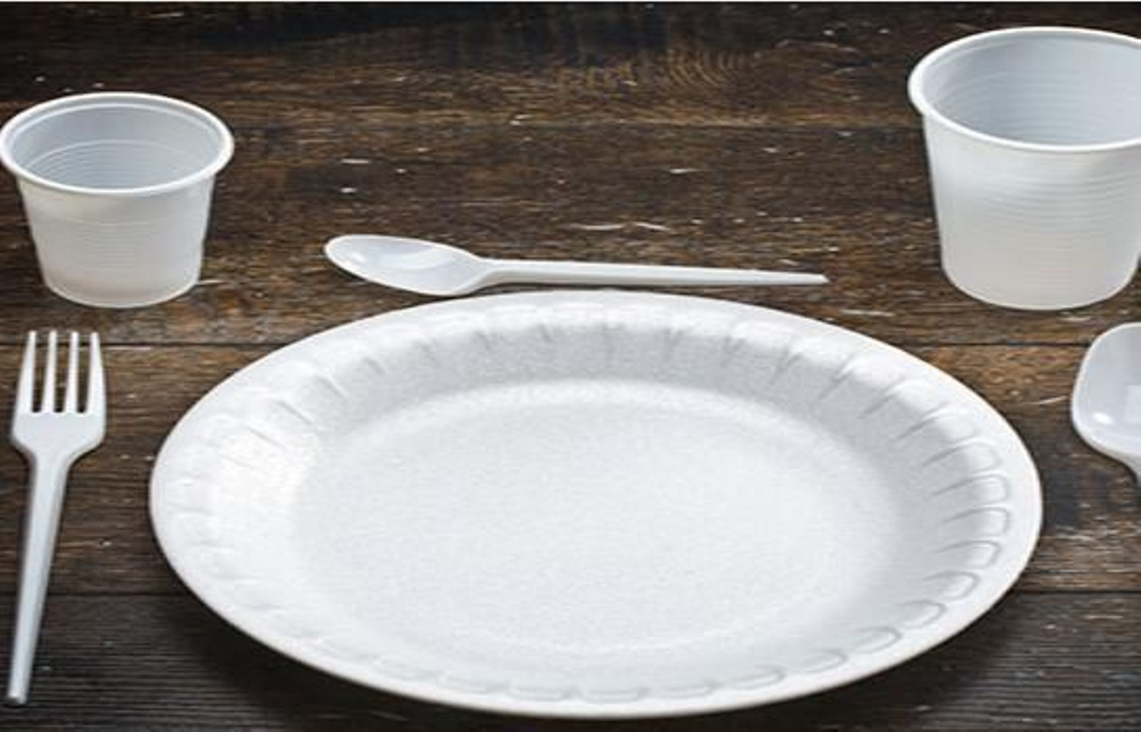 Prohibidos desde ya: Pajitas, bastoncillos y platos de plástico