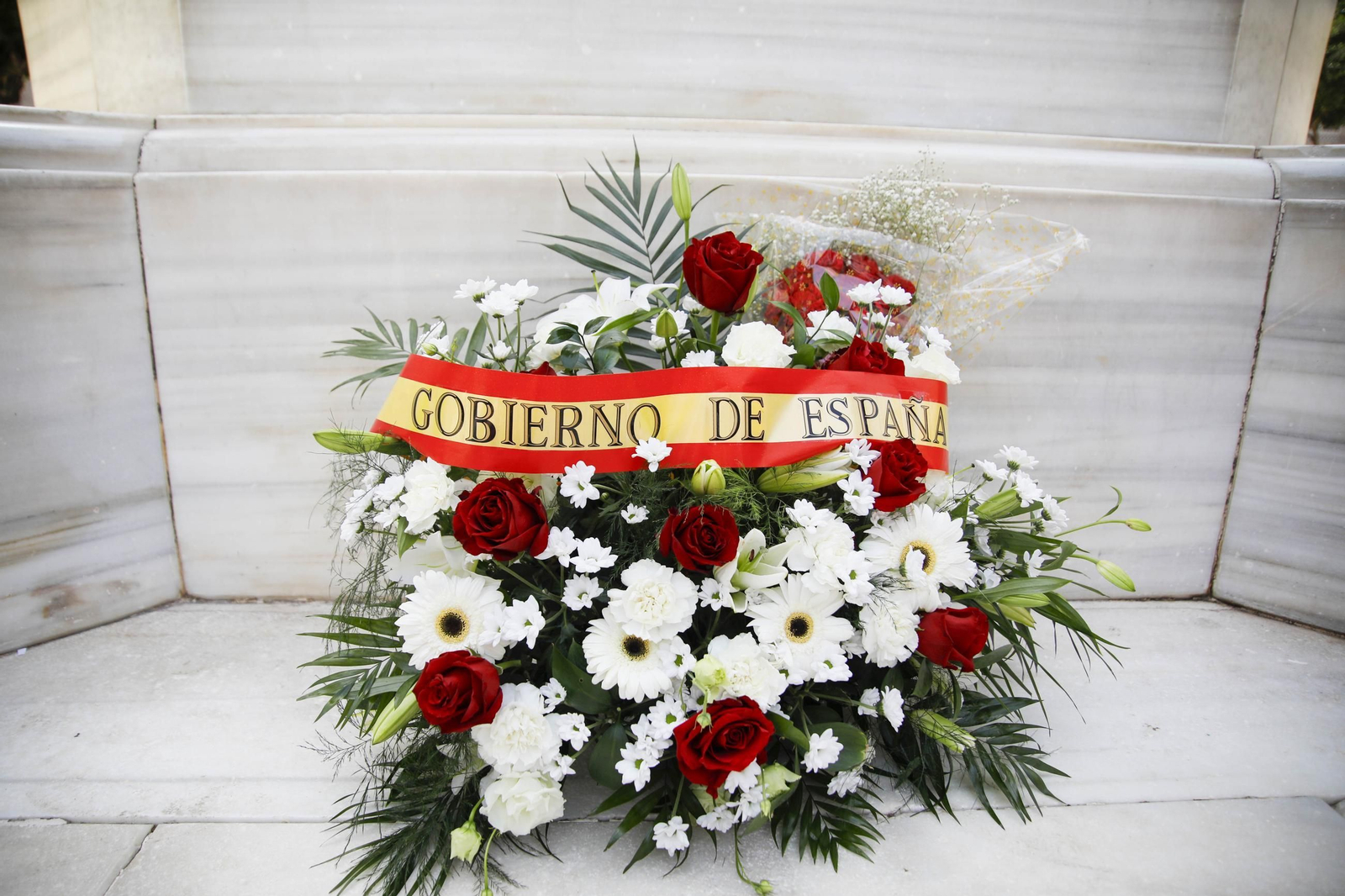 Placa de memoria histórica en el monumento de los coloraos, en imágenes