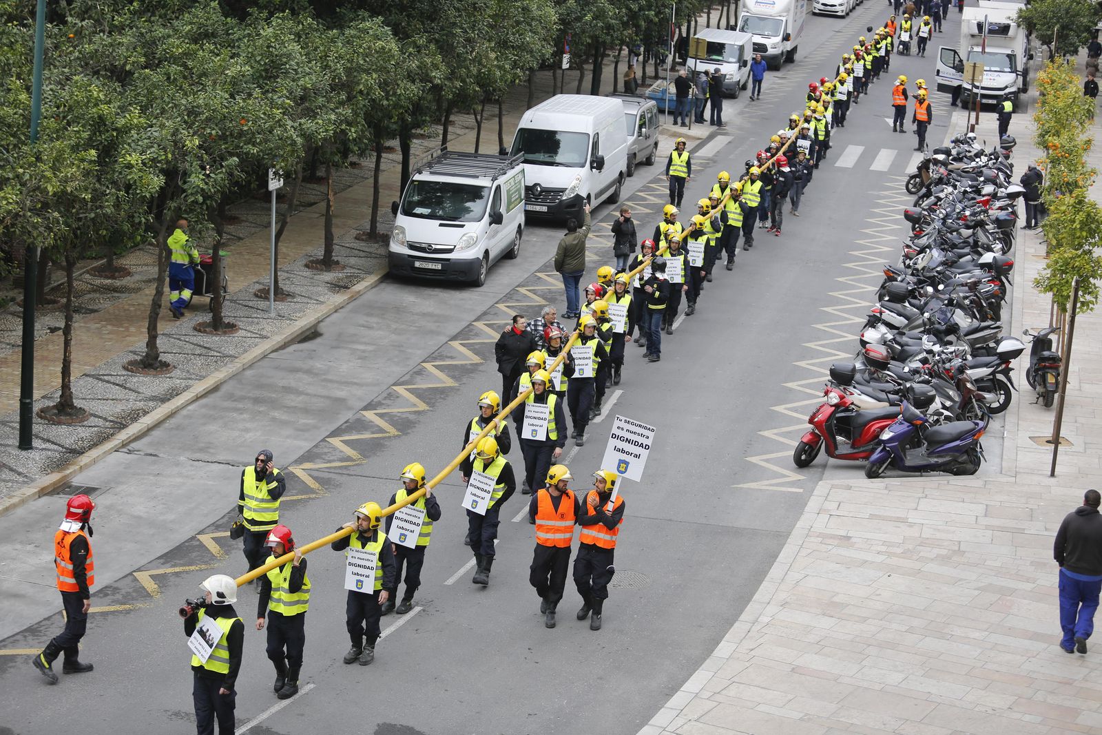 Las imágenes de la 'marcha fúnebre' de los bomberos en Málaga
