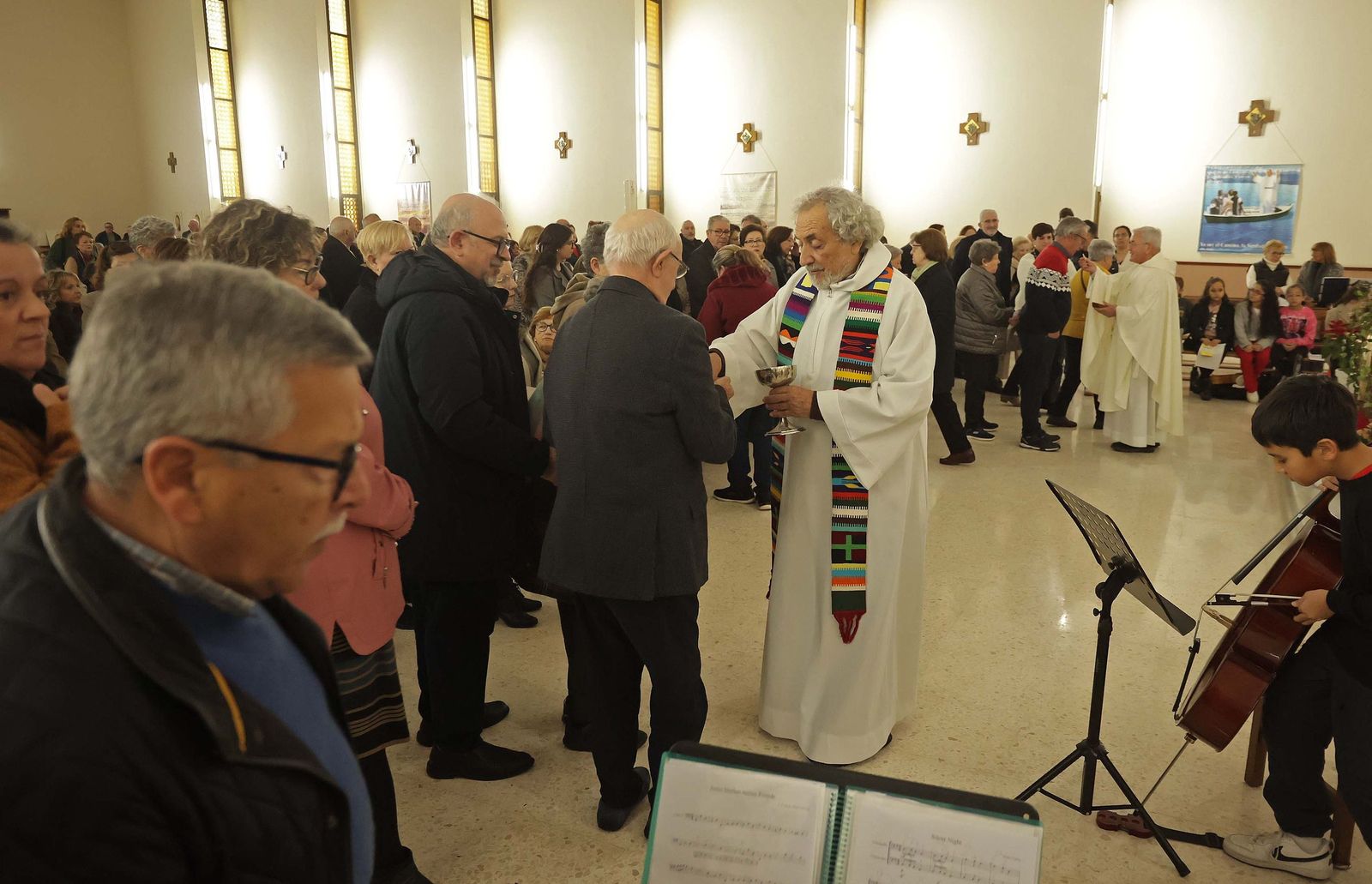 Fotos de la misa conmemorativa de los 50 años de dedicación del padre Pedro a la parroquia y al barrio de La Piñera