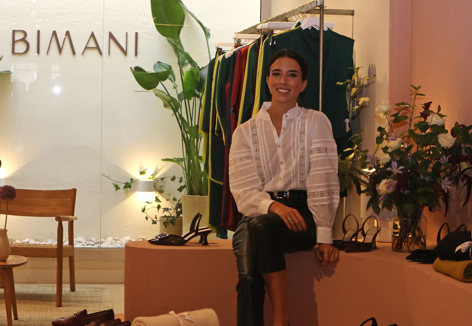 Laura Corsini, en su tienda Bimani de la calle Cuna de Sevilla.
