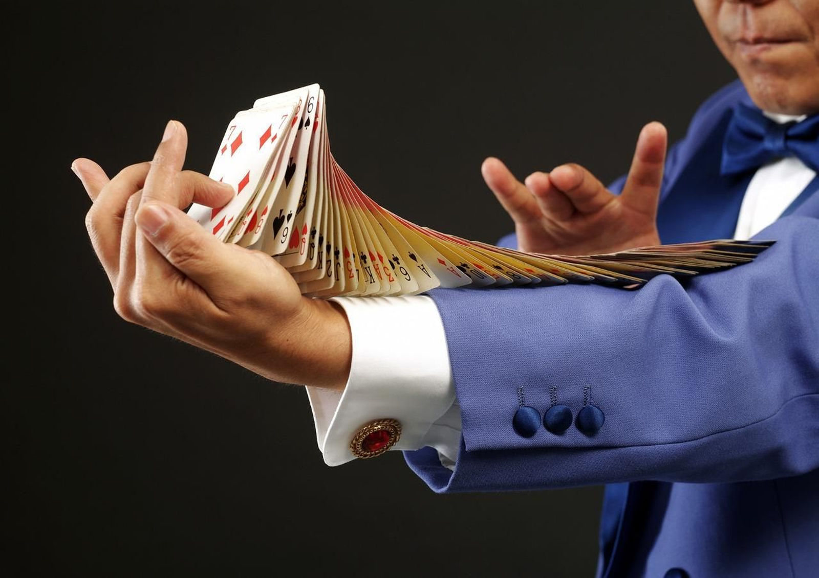 Mago realizando un truco con cartas Mago realizando un truco con cartas