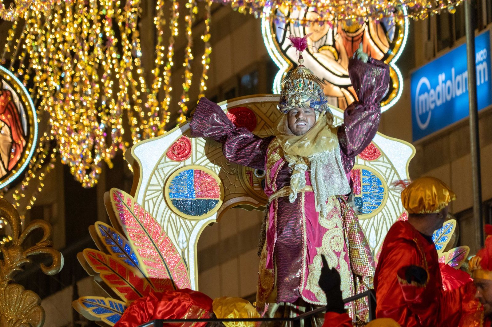 Las mejores fotografías del recorrido y la llegada al ayuntamiento de la cabalgata de Reyes Magos 2026