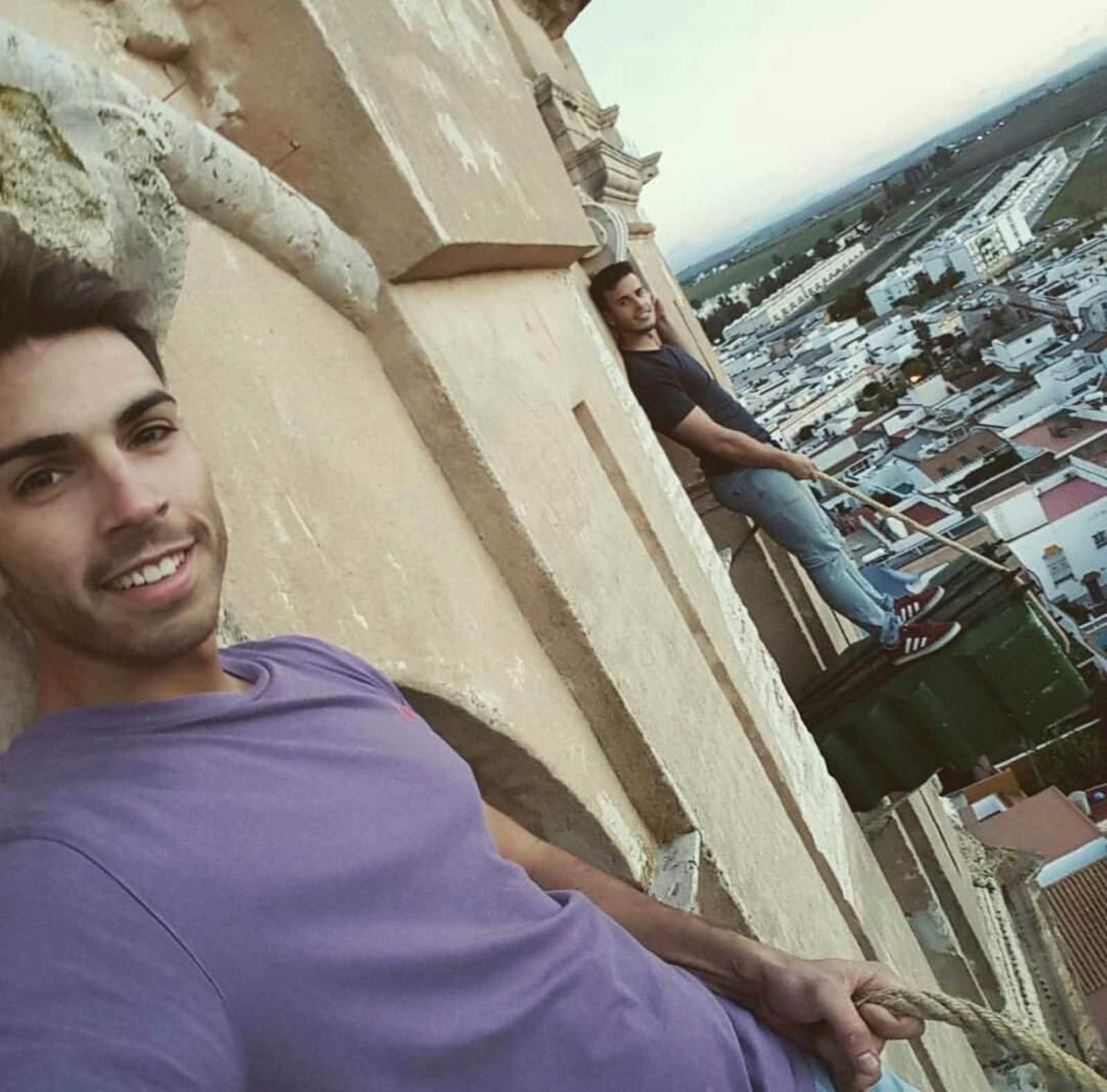 Dos jóvenes campaneros con Utrera al fondo