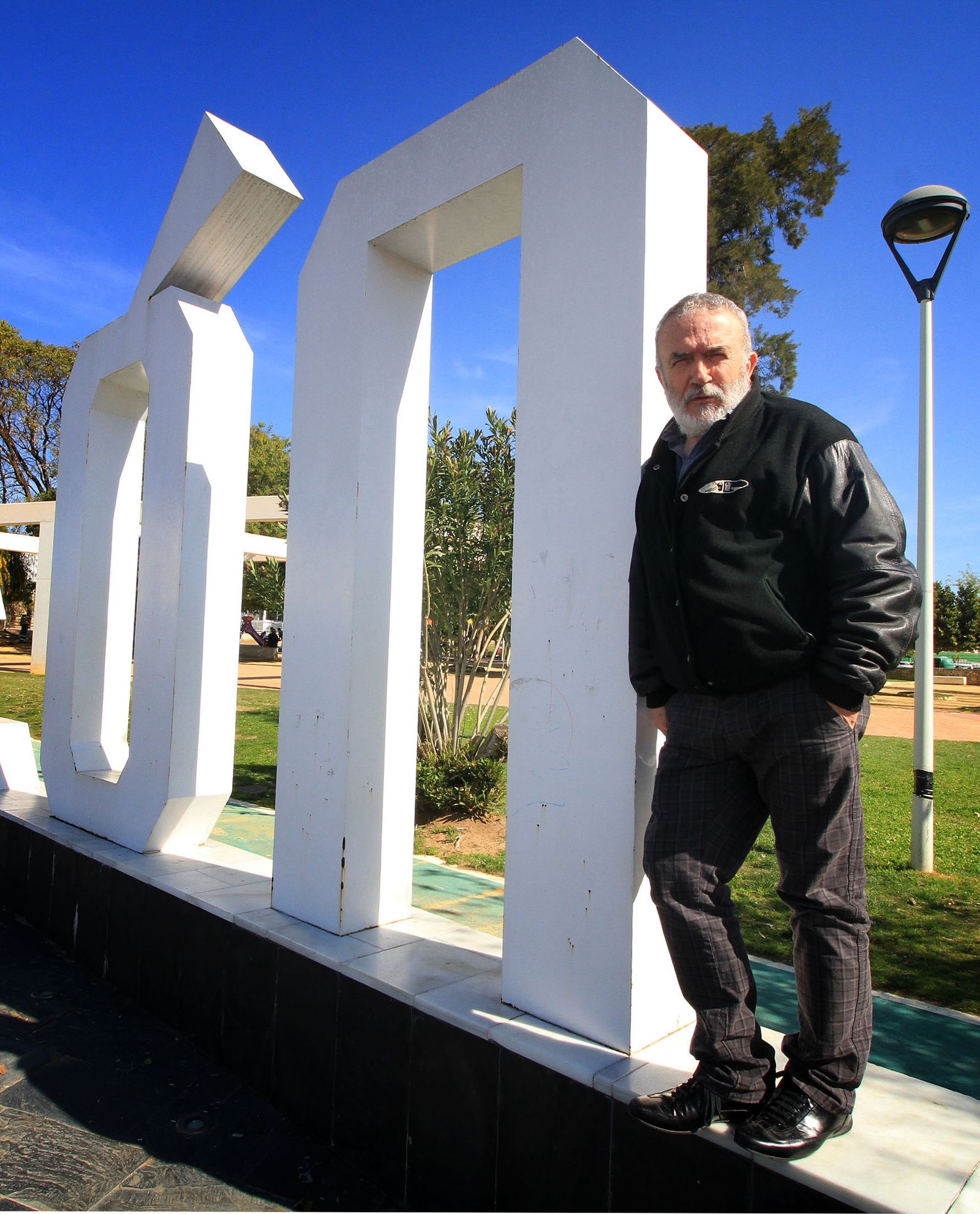 Pablo Sycet posa en marzo en el letrero de Gibraleón a la entrada del pueblo.