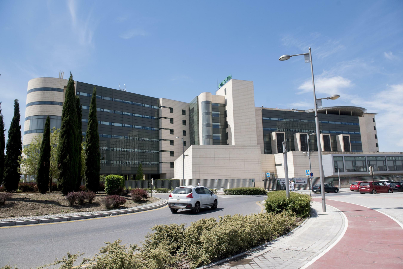 La joya de la corona del barrio, el Hospital Clínico Universitario San Cecilio