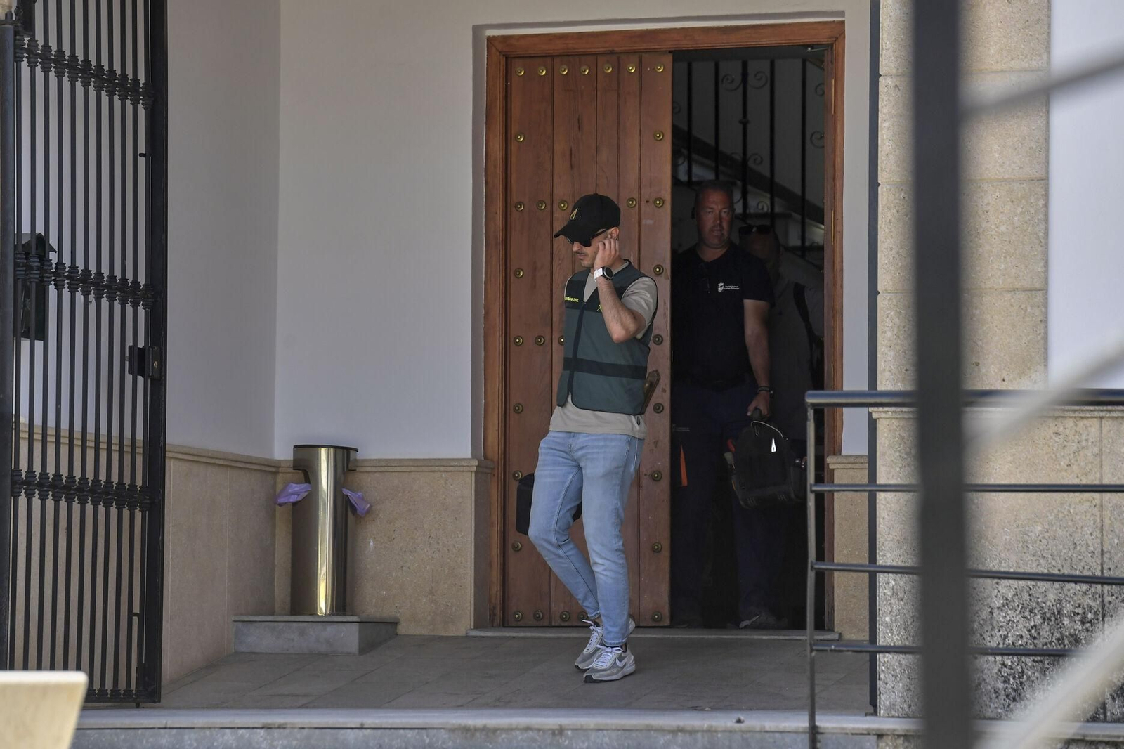 Imagen de archivo de agentes de la Guardia Civil saliendo del Ayuntamiento de Láchar