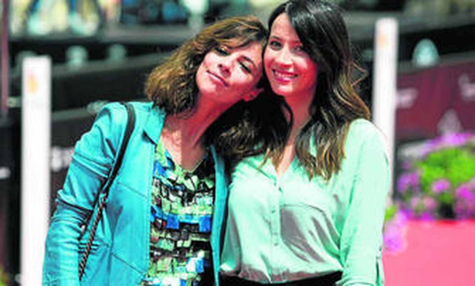 Maribel Verdú junto a Bárbara Goenaga, su compañera de reparto en 'La punta del iceberg'.