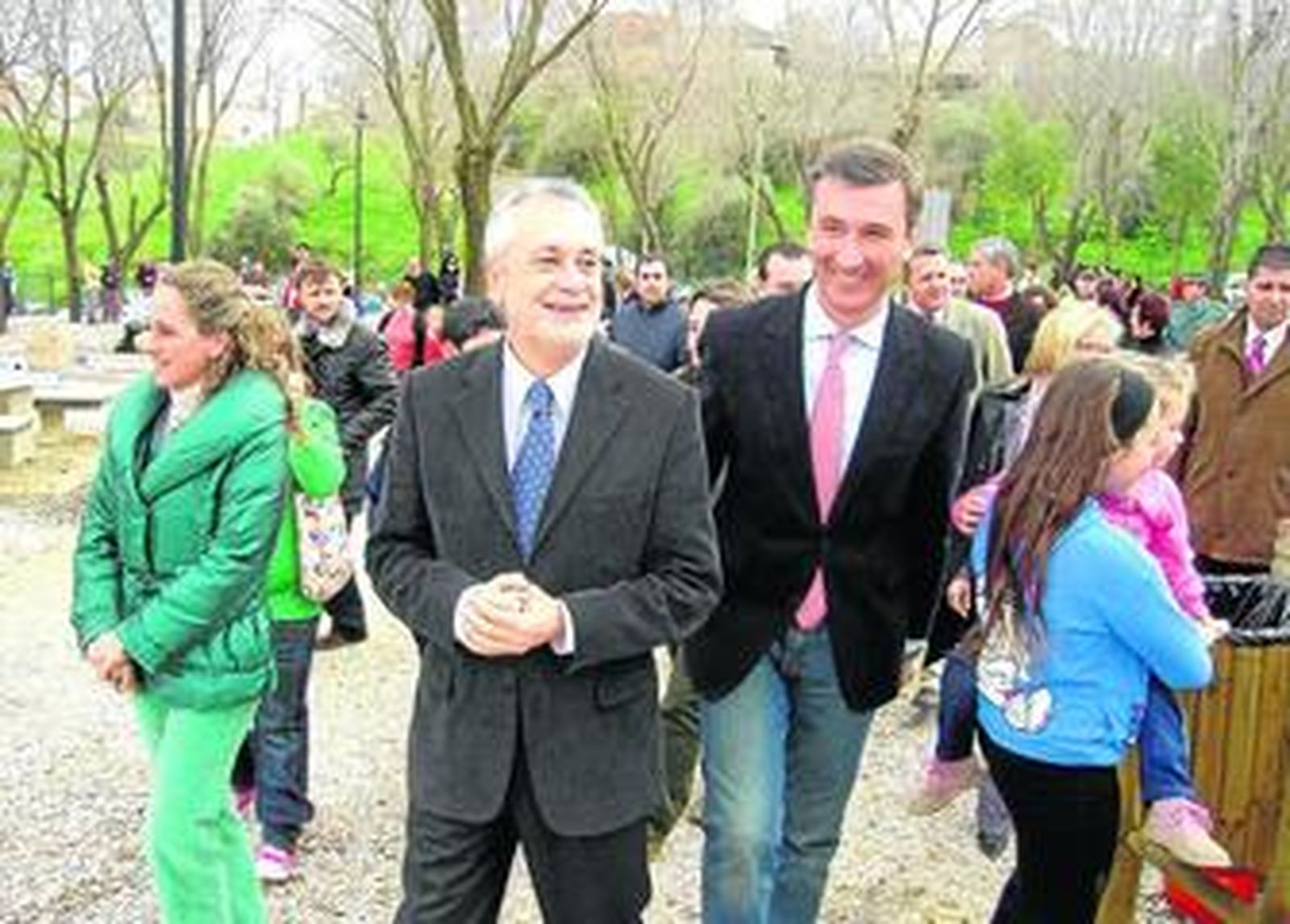 José Antonio Griñán (centro) junto a Antonio Valverde y Cinta Castillo (izquierda) visitan el parque.