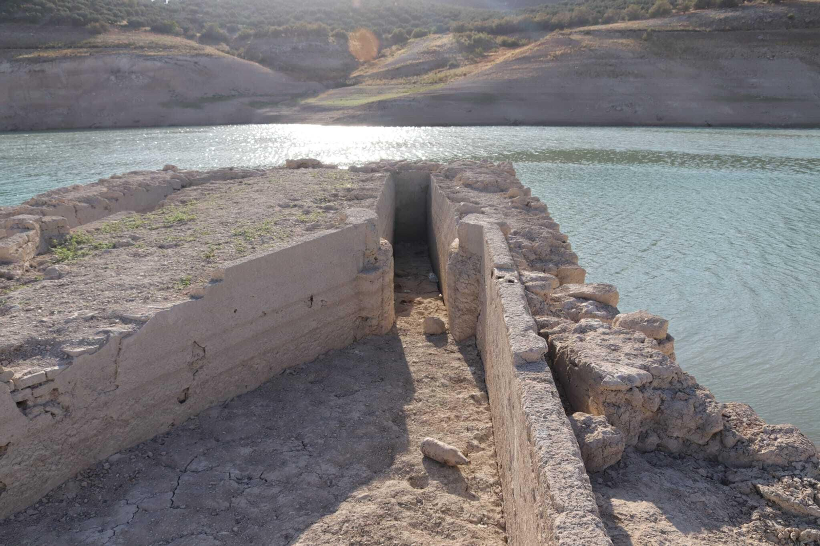 Un recorrido en fotografías por las ruinas que afloran en el pantano de Iznájar