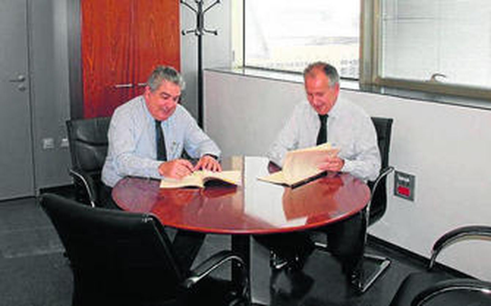 José Pascual Pozo y Luis Miguel Columna durante la firma del convenio.
