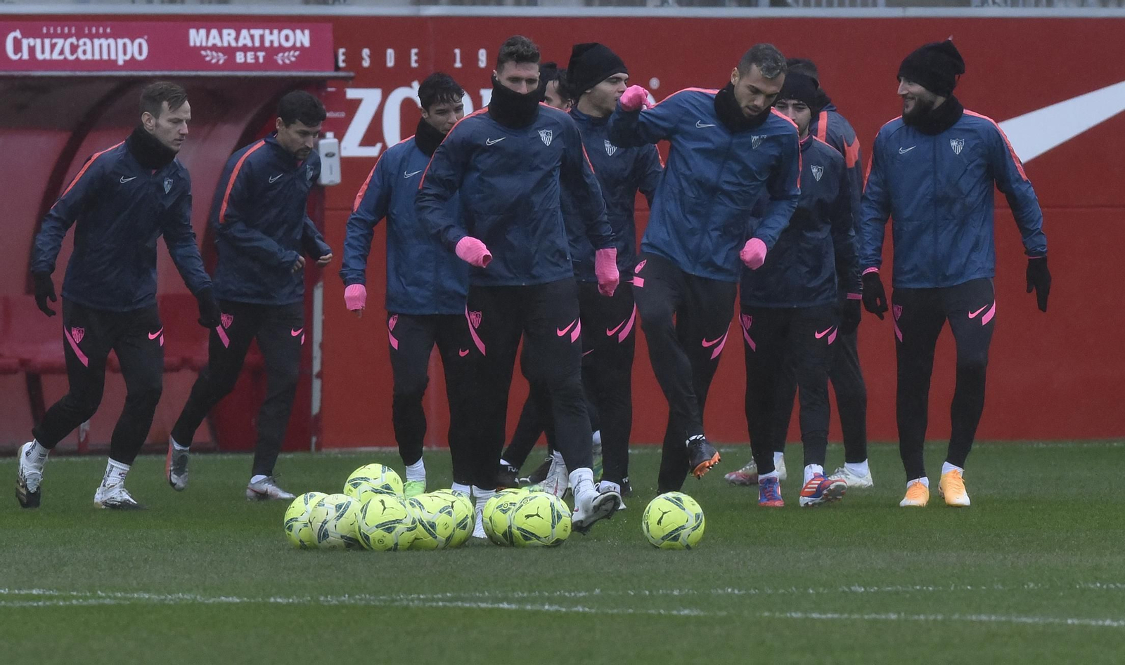Jugadores del Sevilla en la sesión de ayer en la ciudad deportiva.
