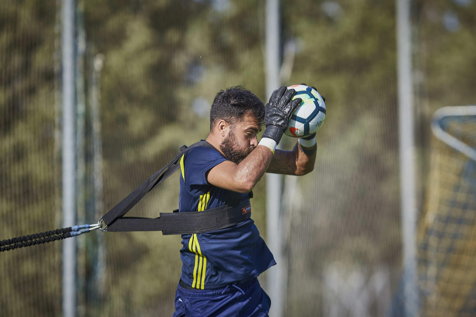David Gil atrapa el balón durante un entrenamiento.