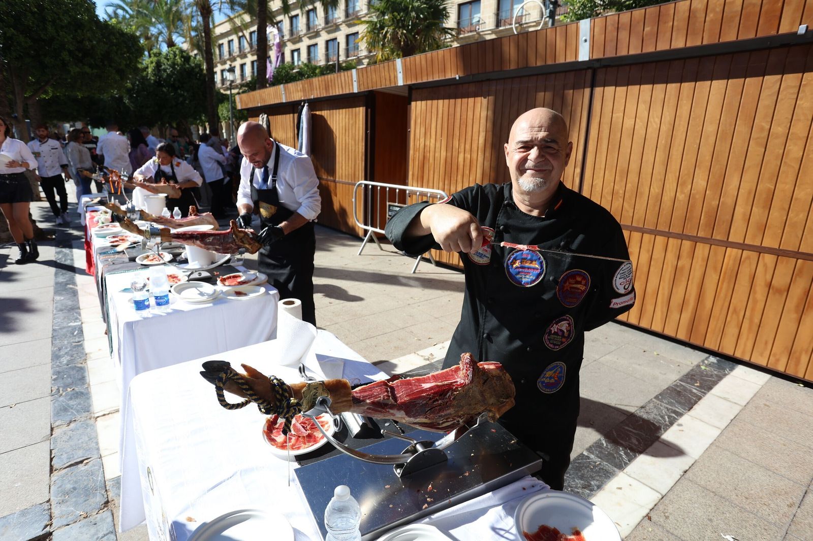 Cortadores de jamón en la plaza del Arenal a beneficio del Hogar San Juan