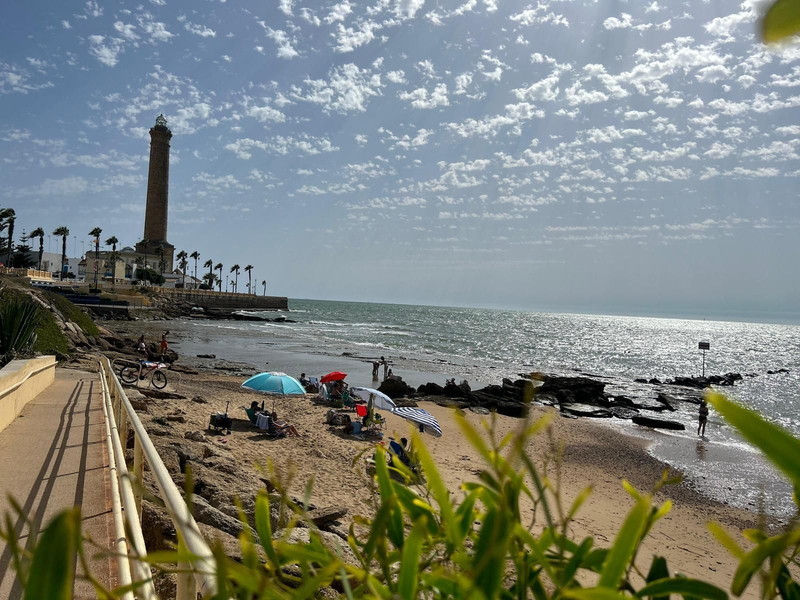 Tomar el sol junto al Faro de Chipiona