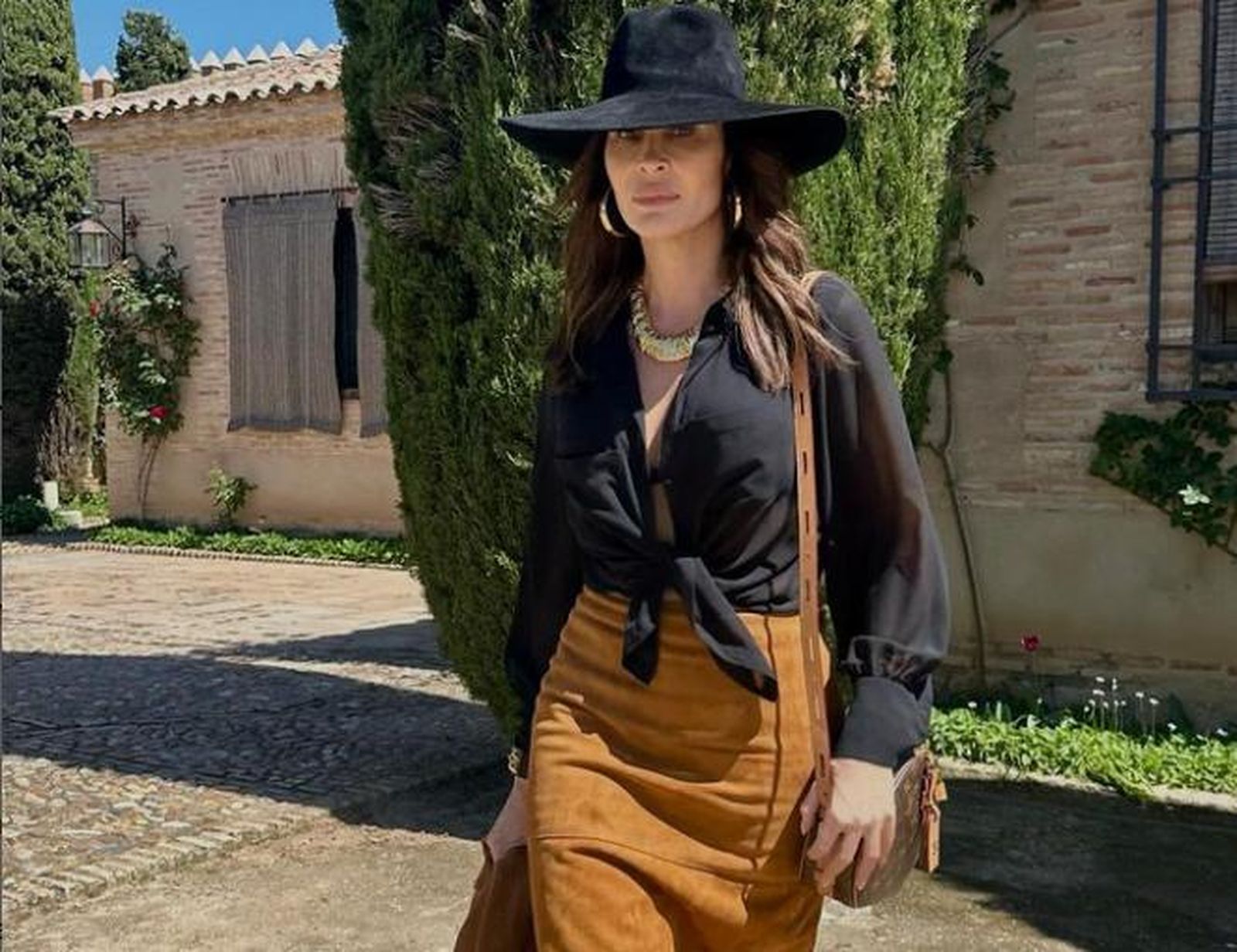 El mono de lino de Lefties con efecto piernas infinitas con el que las mujeres de 50 están arrasando.