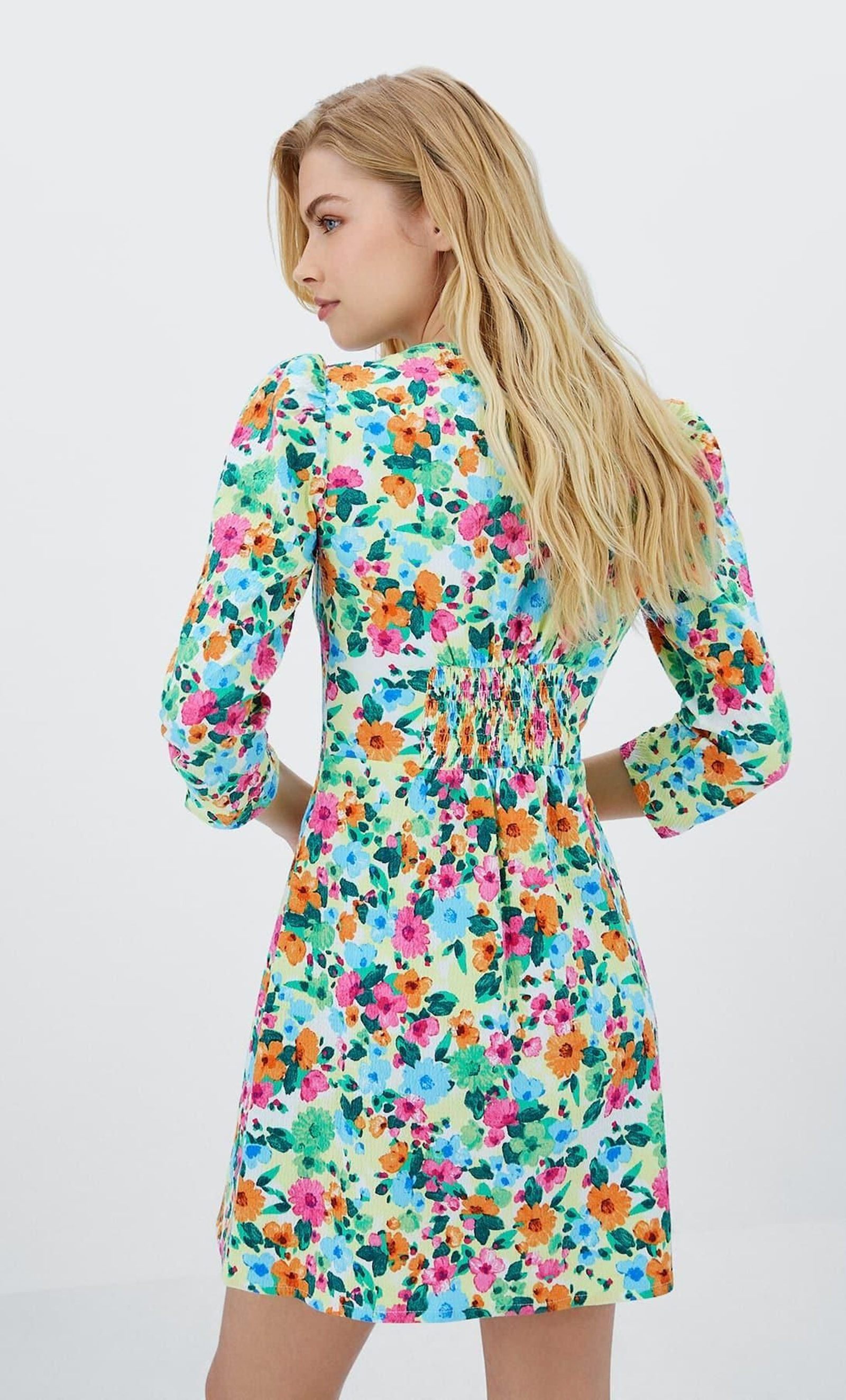 Vestido de flores de Stradivarius.