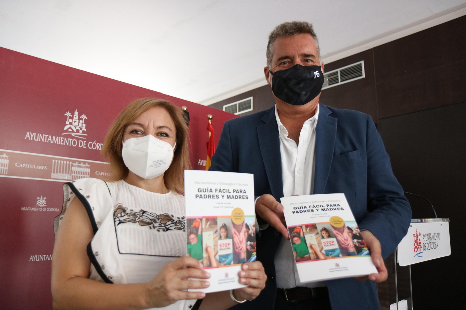 Manuel Torrejimeno y Rosa María Martínez en la presentación de 'Guía Fácil para Padres y Madres'.