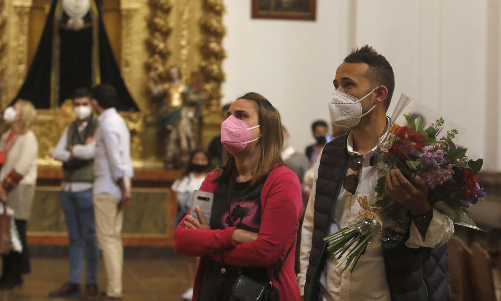 Dos jóvenes se emocionan al ver a los titulares de la hermandad de la Merced.