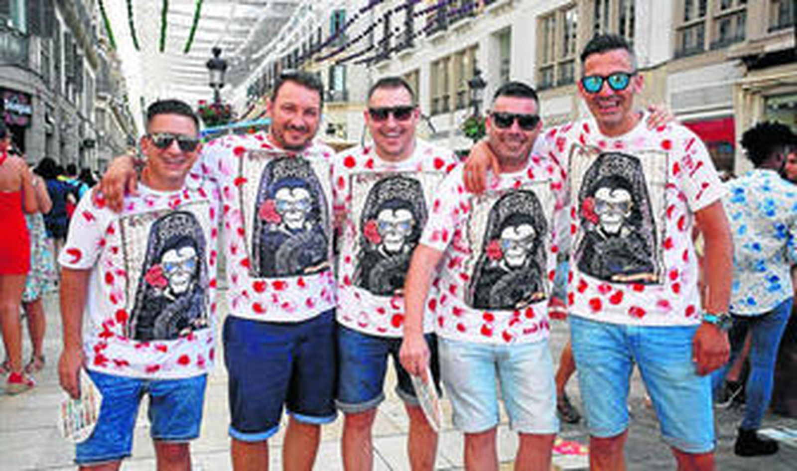 Este grupo de amigas decidió diferenciarse del resto de grupos con los colores de sus prendas.