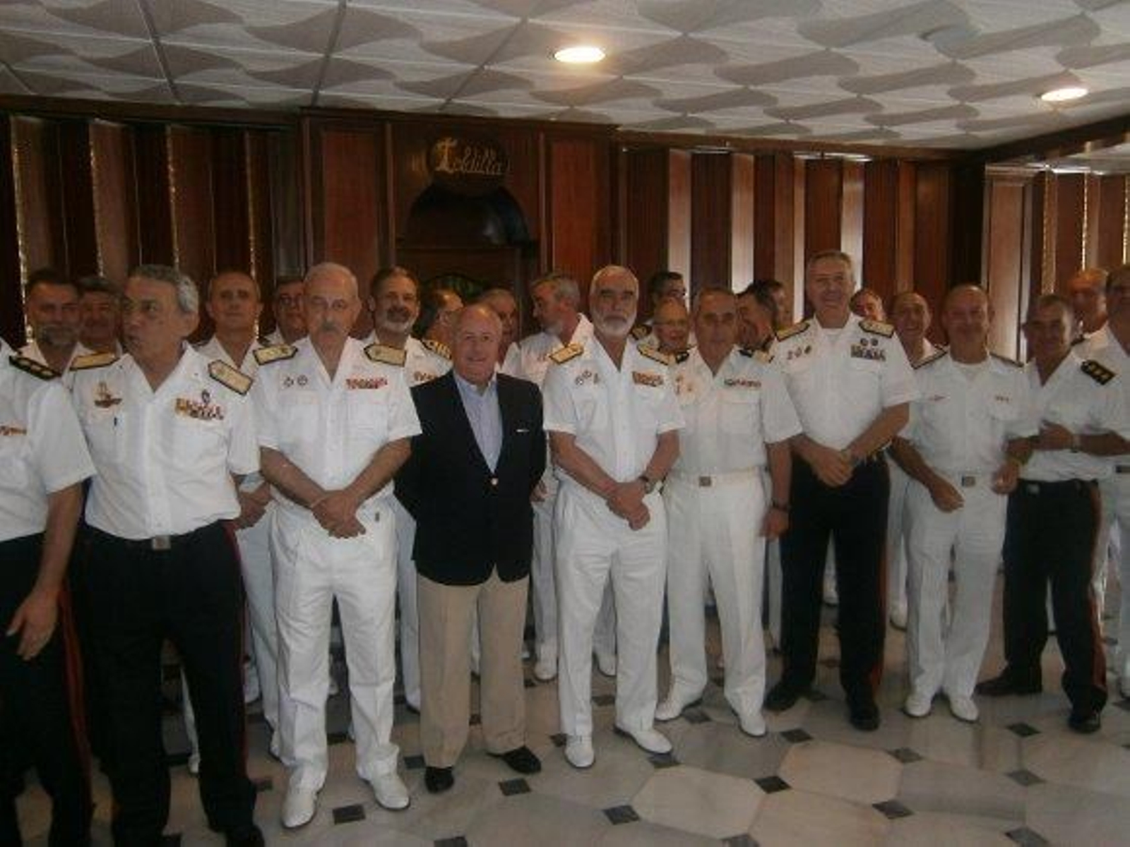 El almirante de la Flota Santiago Bolíbar con los directores gerentes entrantes y salientes, entre ellos Fernando Quirós Cebria y Javier Delgado Rolandi.  Foto: Ignacio Casas de Ciria