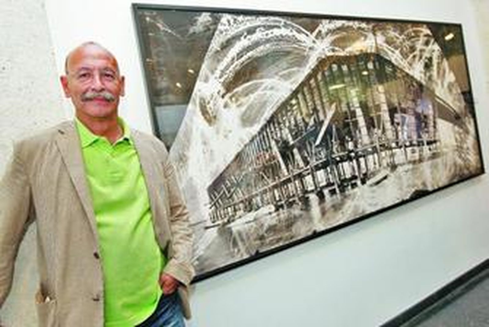 Pablo Juliá, ayer, junto a una obra que ha regalado Ïlan Wolff al Centro Andaluz de la Fotografía sobre el Cable Inglés y que se incluye en Enfoques.