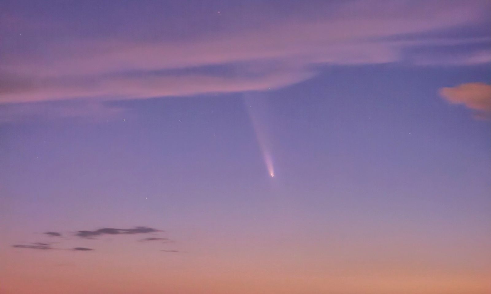 El C/2023 A3 Tsuchinshan-ATLAS, ó 'cometa del siglo', fotografiado en la carretera de Morabita en Jerez