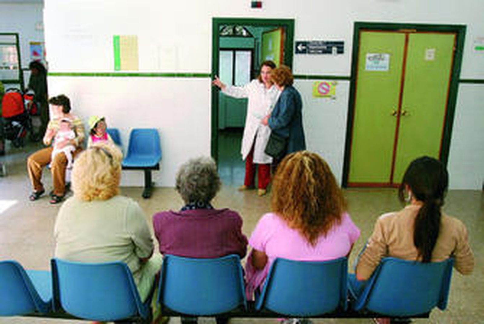 Un grupo de pacientes espera su turno en un consultorio médico.