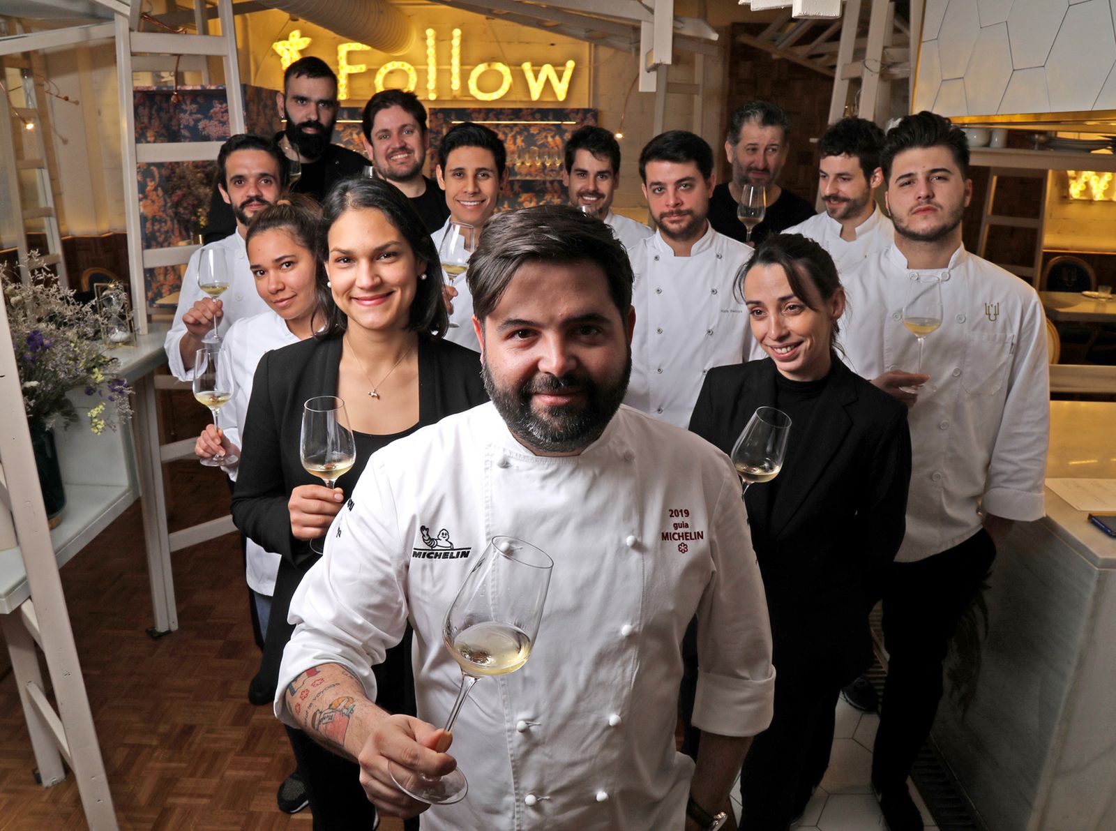 Juanlu Fernández, junto a su equipo en ‘Lú, Cocina y Alma’.