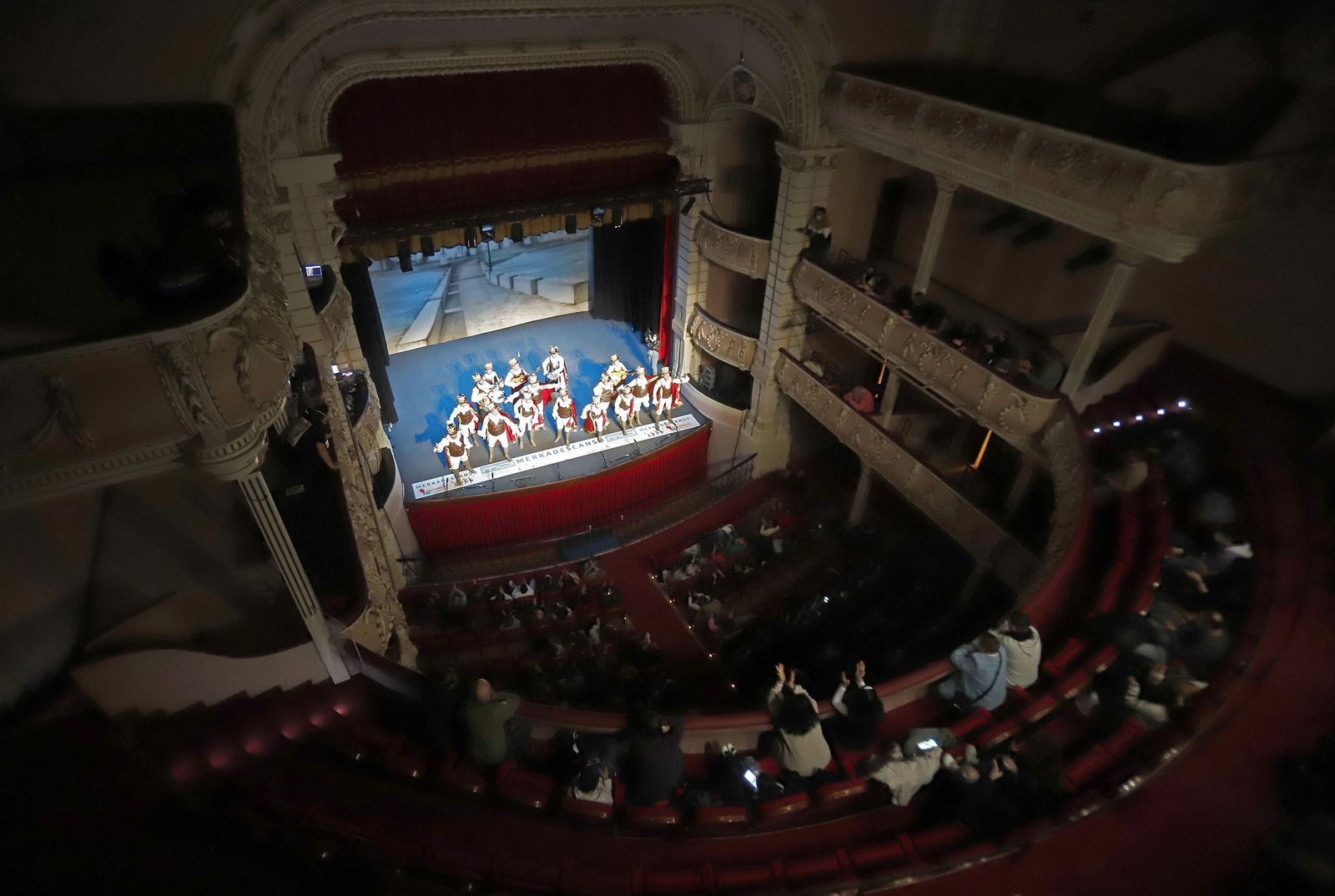 Imágenes de la actuación de la comparsa de Cádiz Los Piraos en el Carnaval Colombino