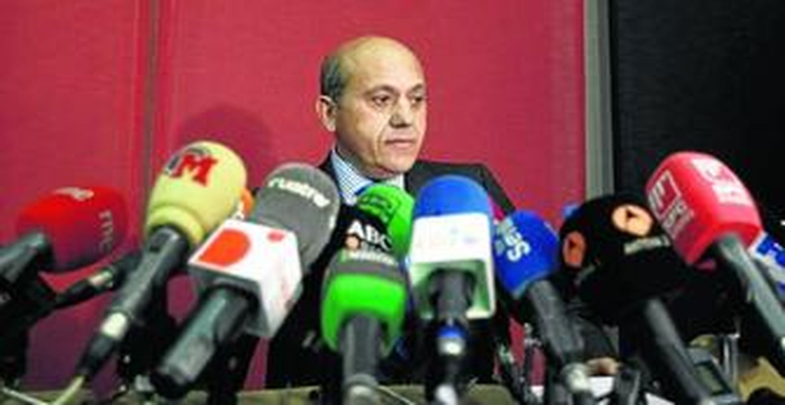 José María del Nido, con un semblante grave y pensativo, durante la rueda de prensa que ofreció en un hotel, en la que anunció su decisión de seguir como presidente del Sevilla.