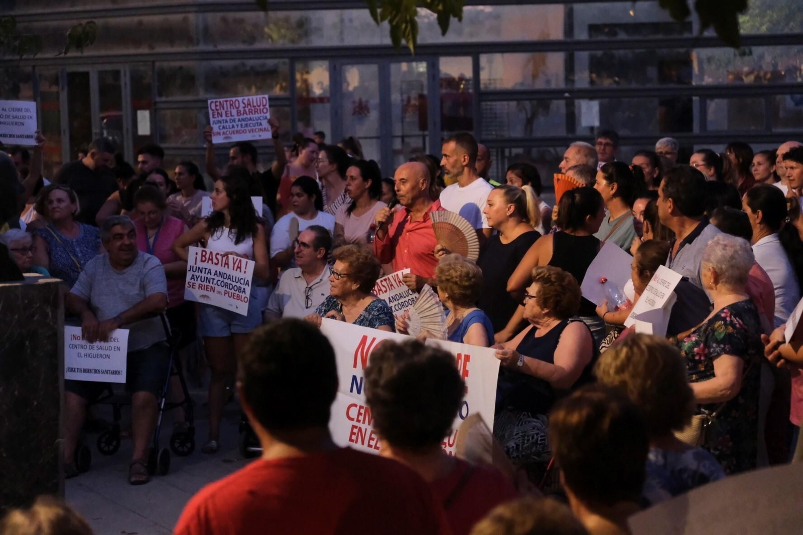 La protesta de los vecinos de El Higuerón por el traslado de las consultas médicas, en imágenes