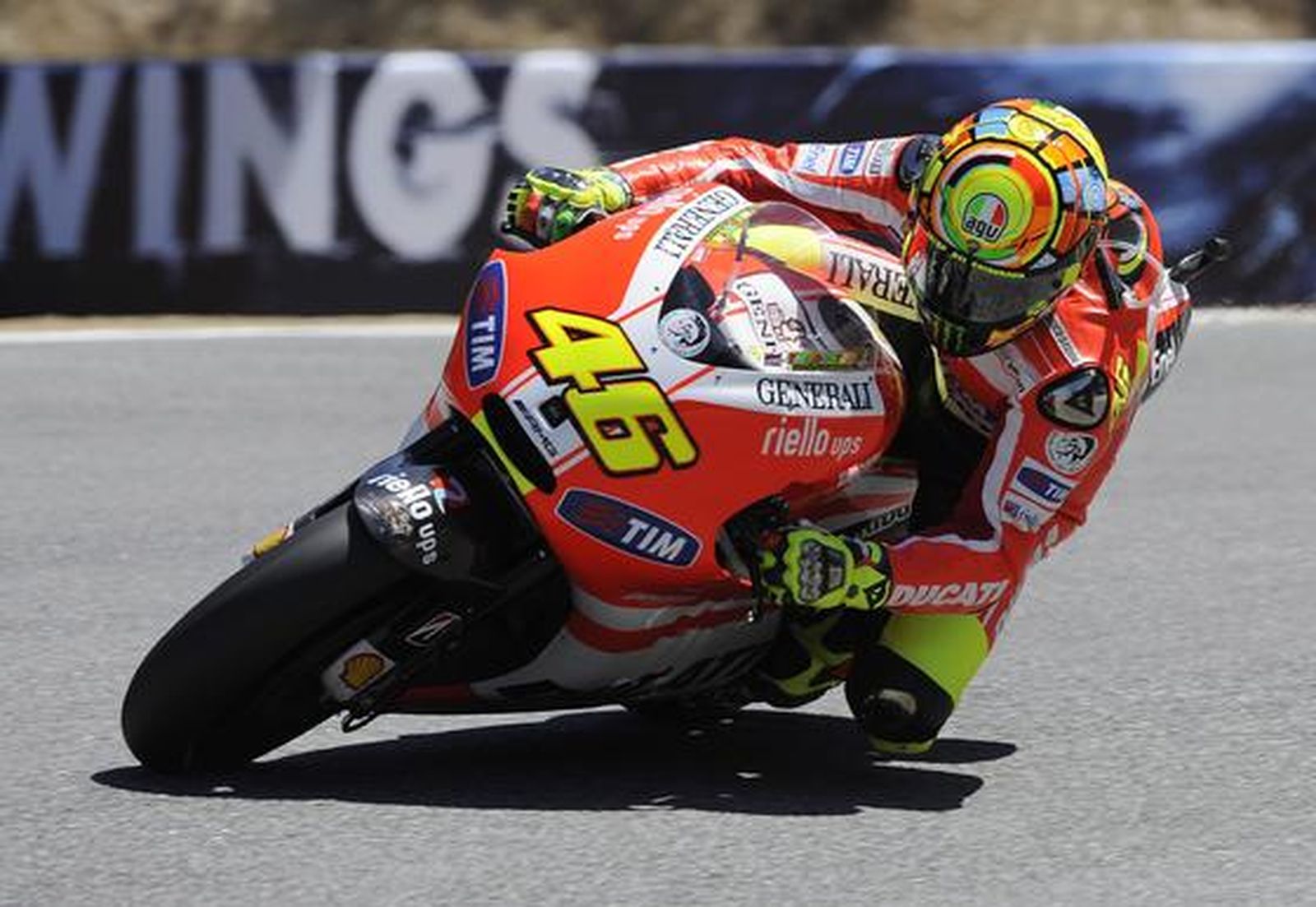 Stoner doblega a Lorenzo y aumenta su ventaja en el mundial

Foto: EFE