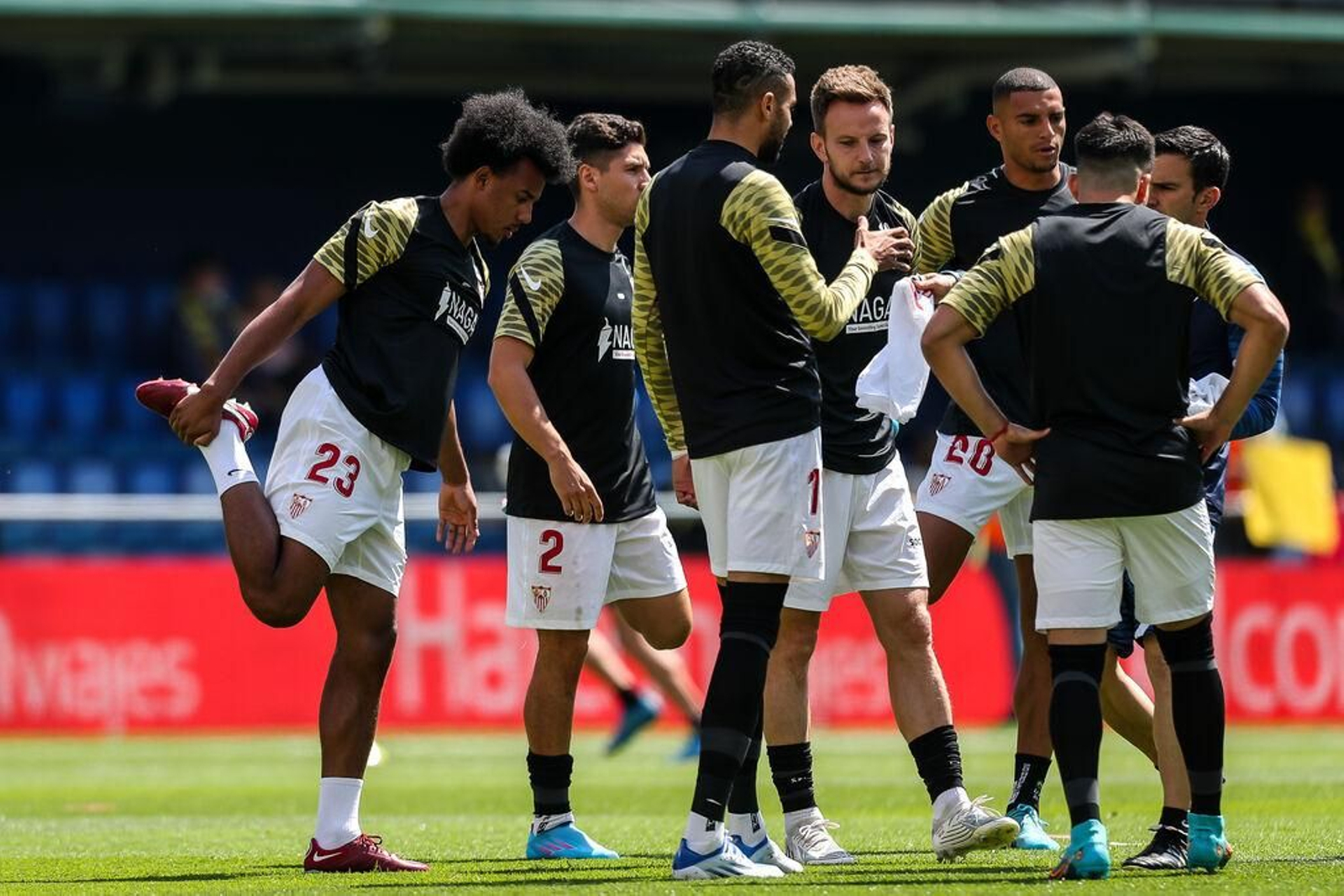 Óscar Caro prepara el calentamiento de los sevillistas en Villarreal: la preparación física, también en la picota.