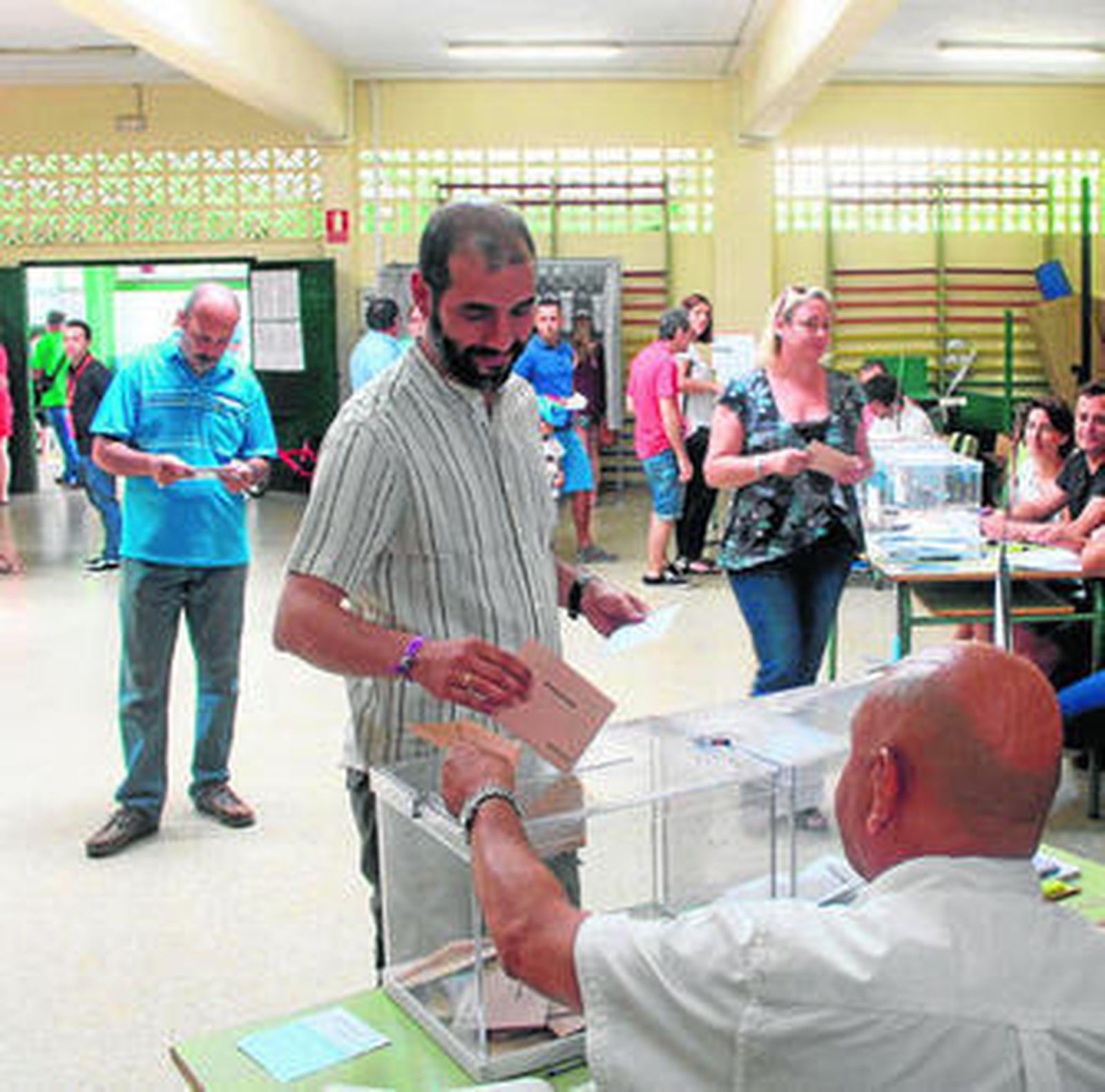 Antonio Romero, alcalde de Puerto Real (Unidos Podemos), ejerciendo su derecho al voto el pasado domingo.