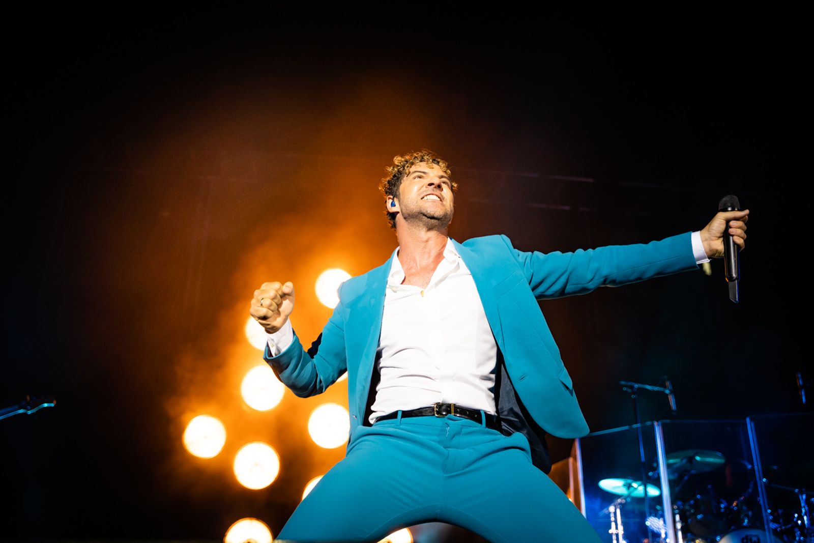 El cantante almeriense llenó el aforo permitido en la plaza de Toros de Roquetas de Mar.