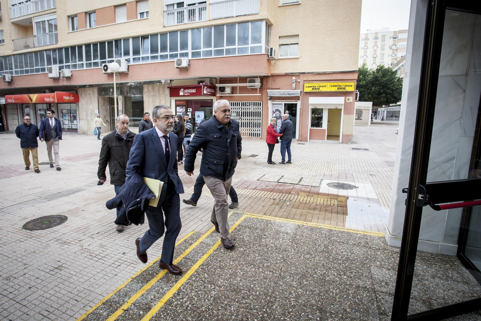 Beffa, entrando a los juzgados junto a su abogado, Felipe Meléndez. Atrás, con las manos en la espalda, Otálora.