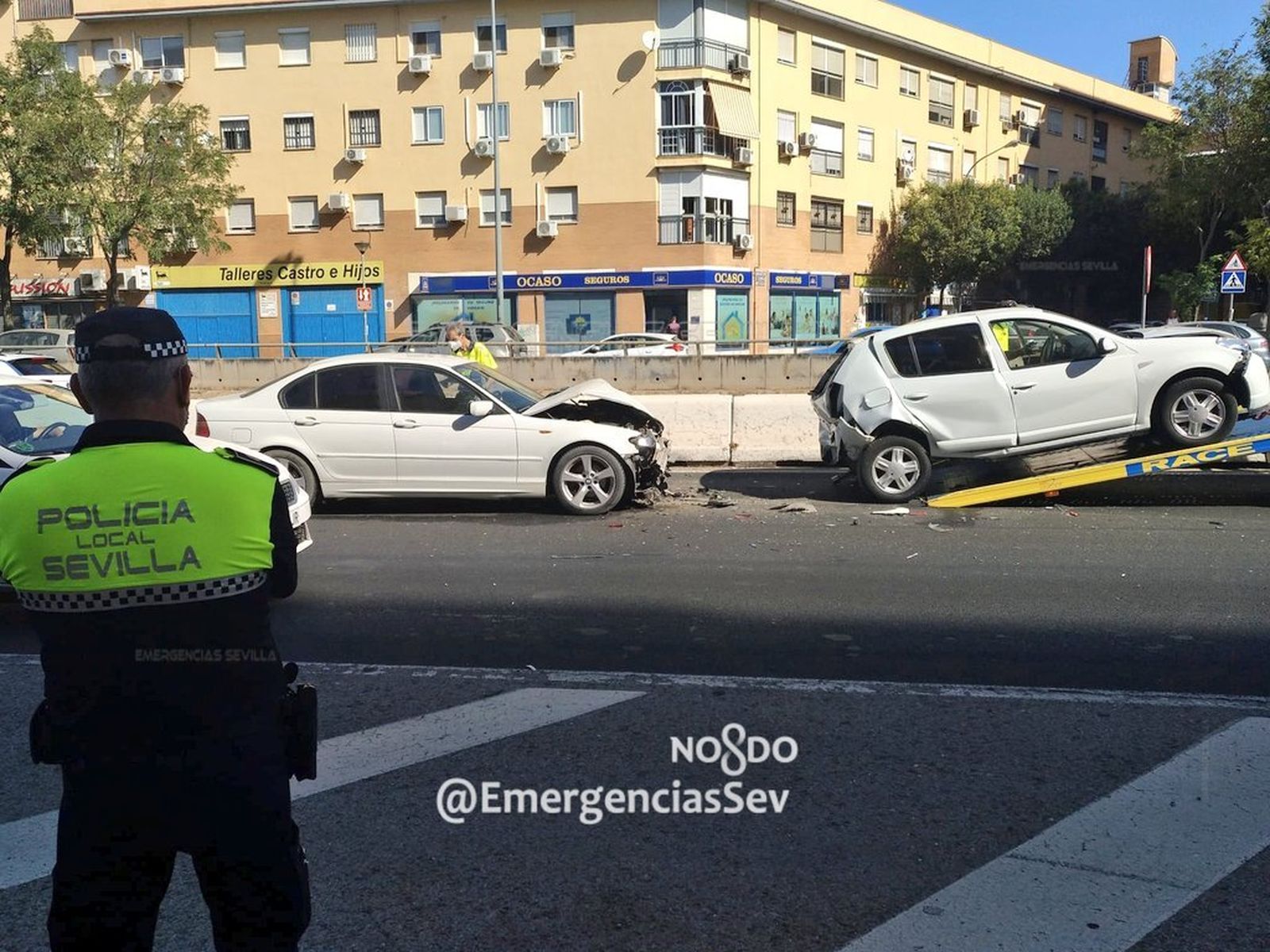 Un Policía Local de Sevilla delante de un accidente de tráfico en Sevilla.