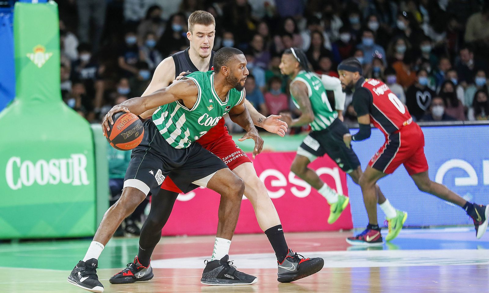 Vitto Brown, que mejoró en el tramo final, bota delante de Radoncic.