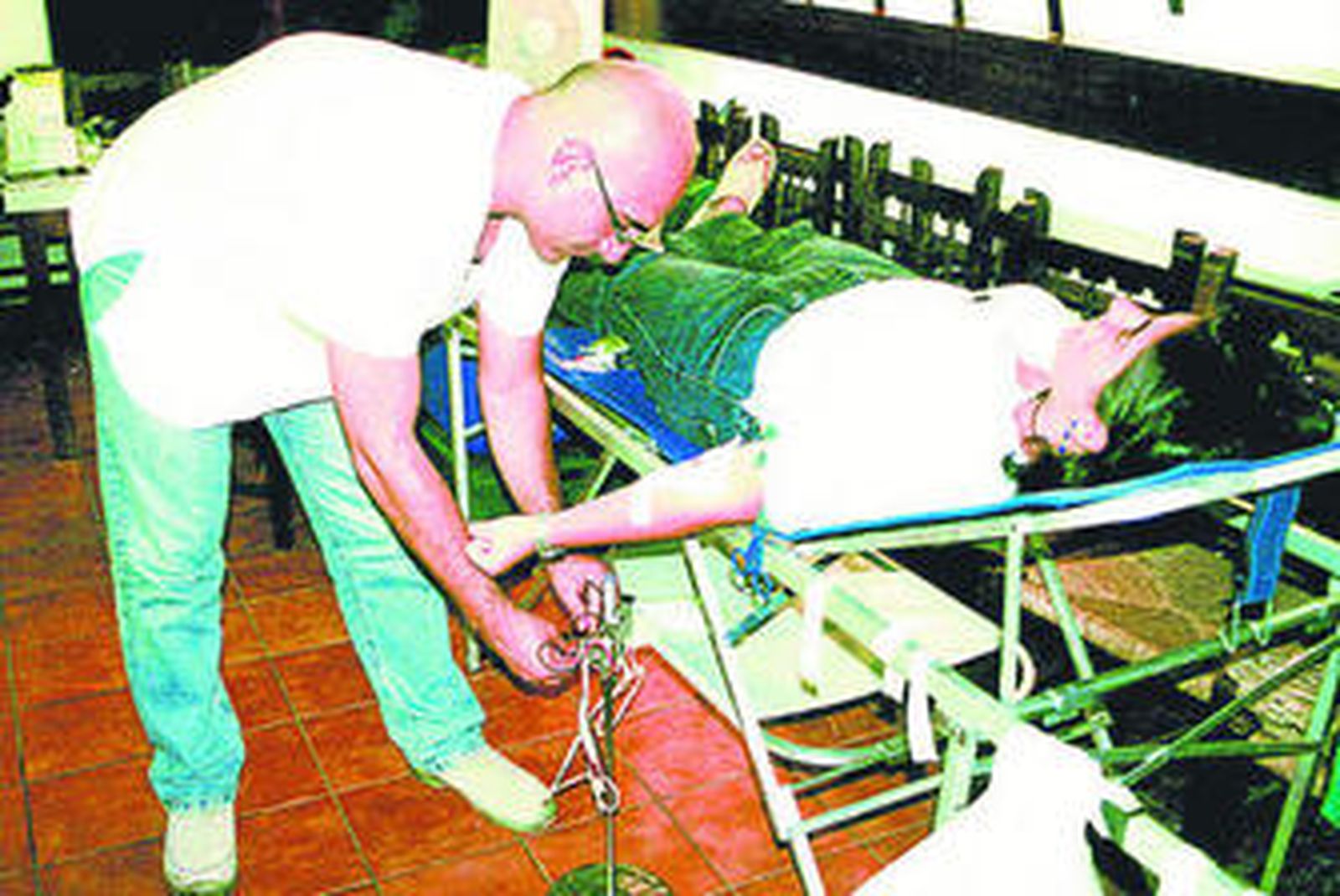 Un facultativo supervisa la extracción de sangre a una joven donante.