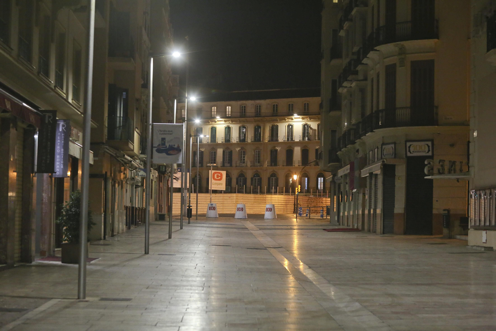 El coronavirus dibuja una noche desierta en el centro de Málaga, en fotos