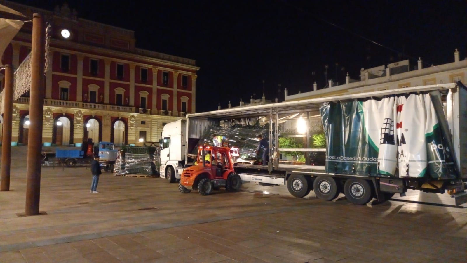 Las estructuras del árbol se descargaron la noche del miércoles.
