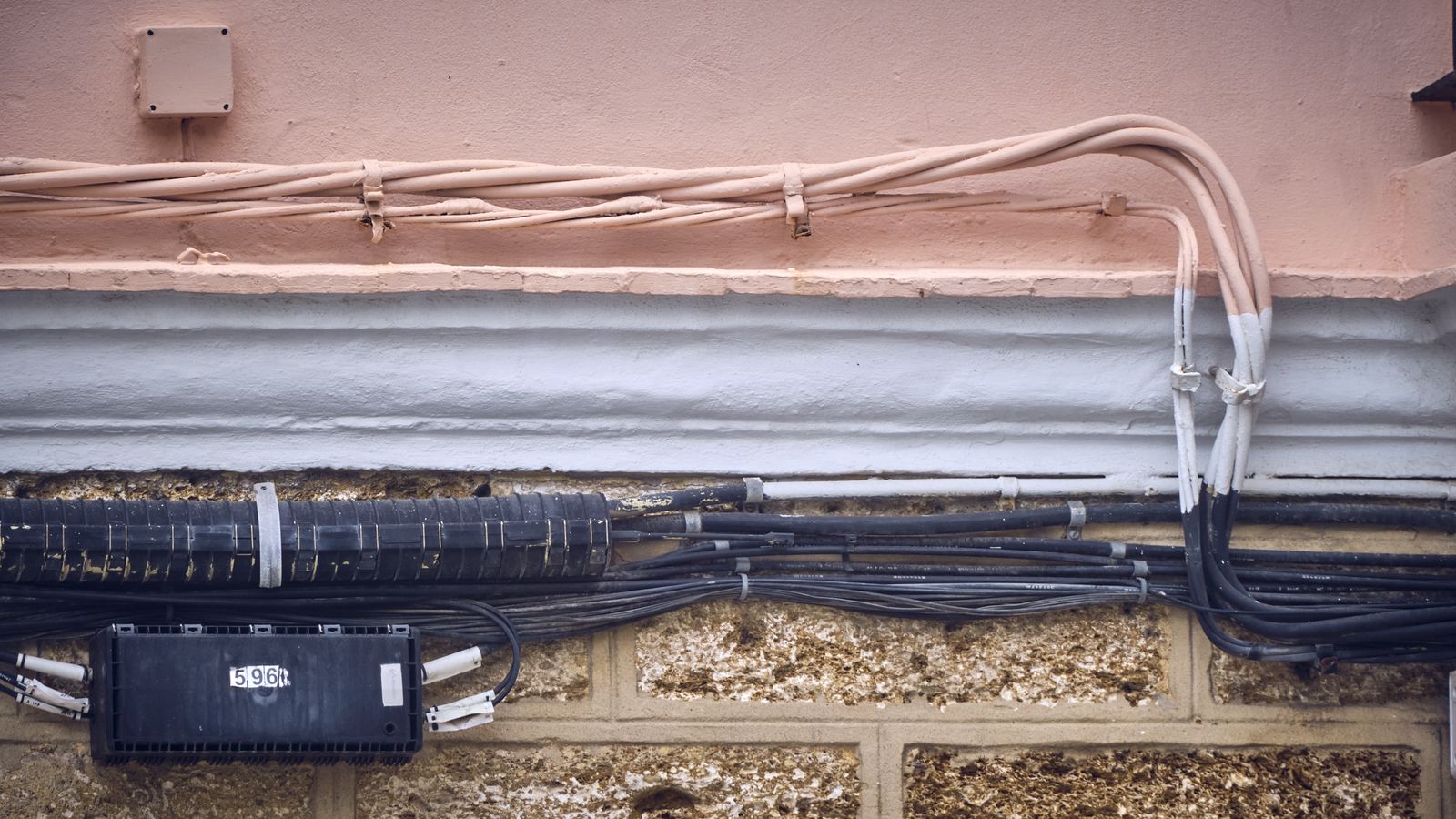 Cables cubriendo una fachada de Cádiz.