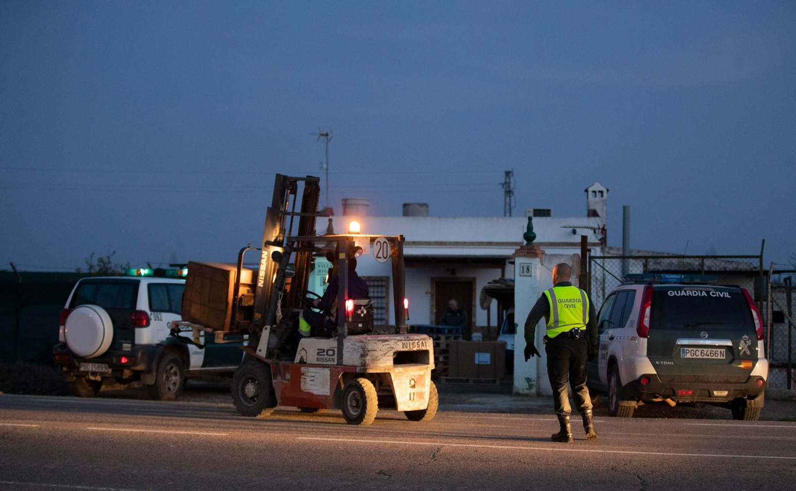 Traslado de las cajas con el tabaco intervenido por la Guardia Civil.